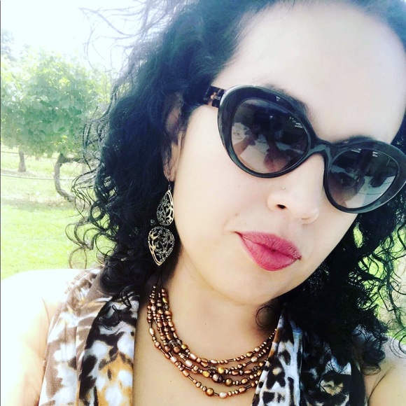 Meet your Posher, Liz - Picture 2 of 5